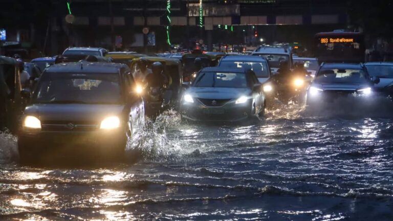 दिल्ली में भारी बारिश से उड़ानों पर दिखा असर, एयरलाइंस कंपनियों ने जारी की एडवाइजरी