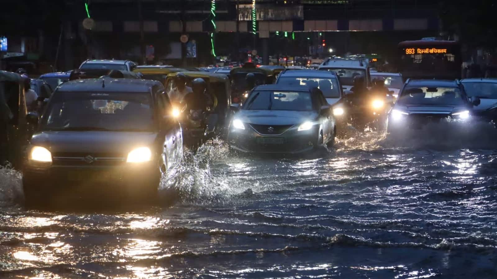 दिल्ली में भारी बारिश से उड़ानों पर दिखा असर, एयरलाइंस कंपनियों ने जारी की एडवाइजरी