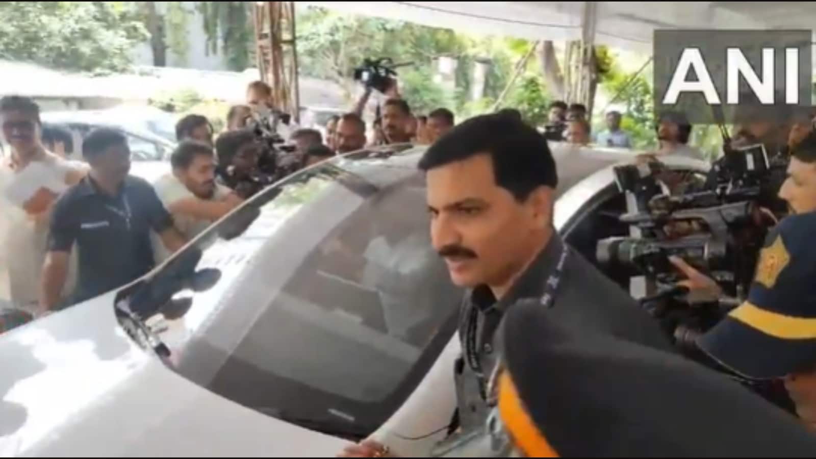 महाराष्ट्र के उपमुख्यमंत्री एकनाथ शिंदे ने चलाई टेस्ला कार, कल हुई थी लॉन्च