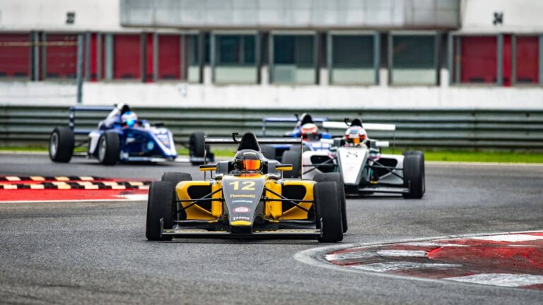 रफ्तार से बात करने वाले इन खिलाड़ियों पर होती है पैसों की बारिश, कमाई जान रह जाएंगे हैरान