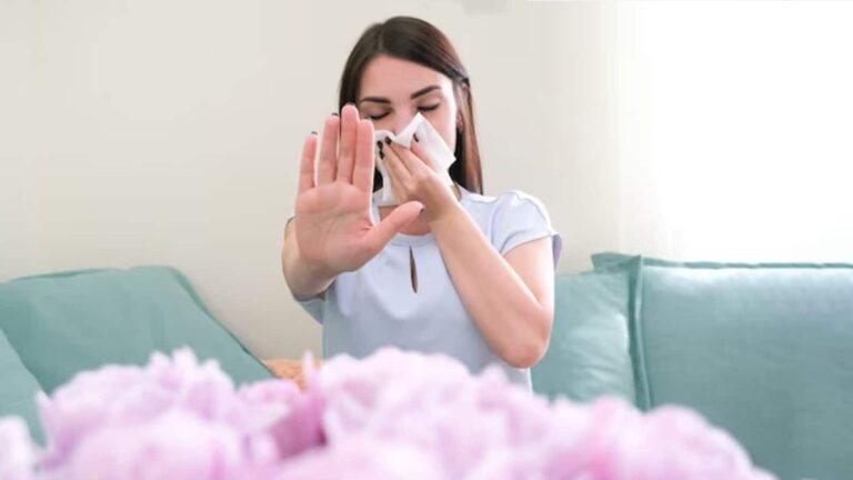 बरसात में घर से आ रही है अजीब बदबू? जानें कैसे करें मिनटों में दूर!