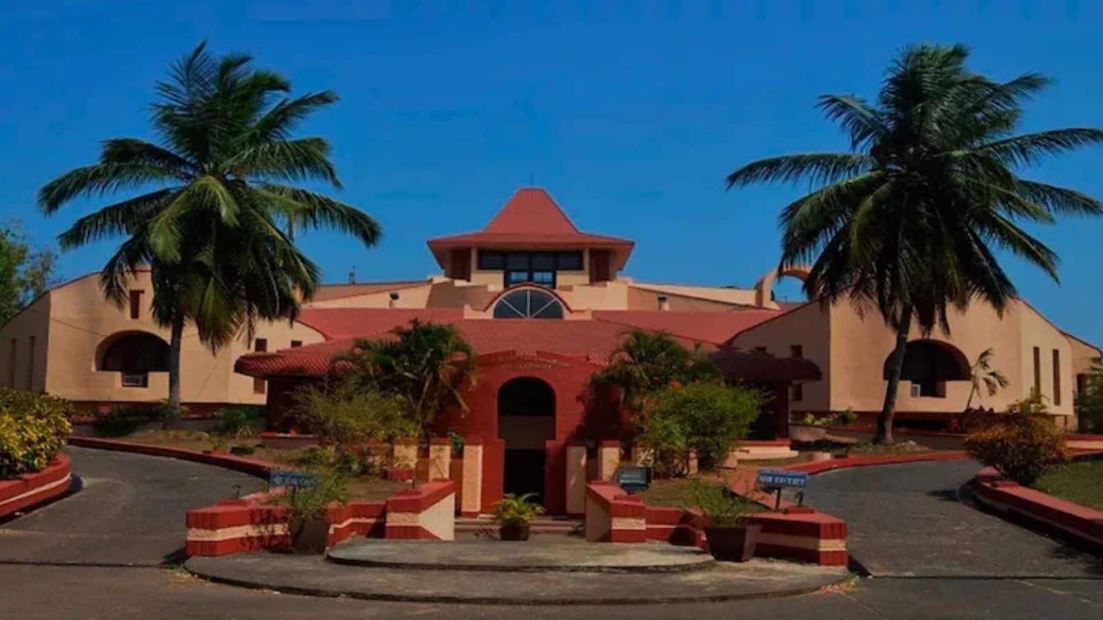 'कपड़े उतारकर अंडरवियर में...', गोवा यूनिवर्सिटी में हुई शर्मनाक घटना, मानवाधिकार आयोग ने भेजा नोटिस