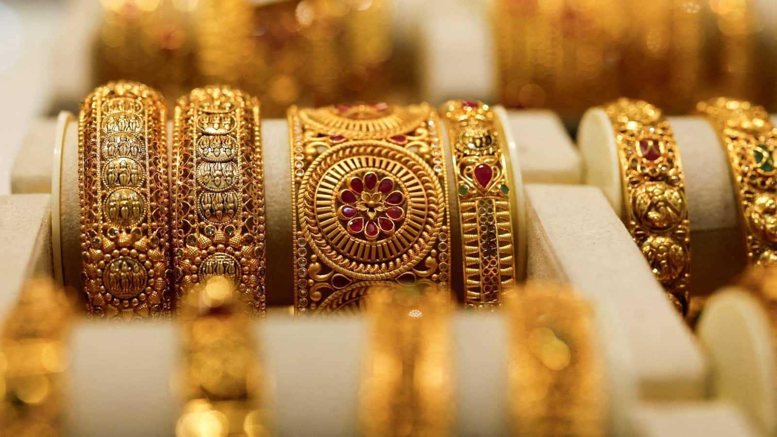 Gold Rate Today: सावन के महीने में सस्ता हुआ सोना, जानिये 15 जुलाई का गोल्ड रेट