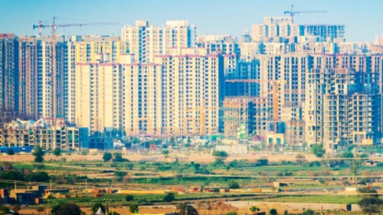 सावधान! ग्रेटर नोएडा में प्लॉट-मकान खरीदने वाले हो जाएं सतर्क, 264 गांवों पर अथॉरिटी ने कसा शिंकजा, नहीं होगी रजिस्ट्री!