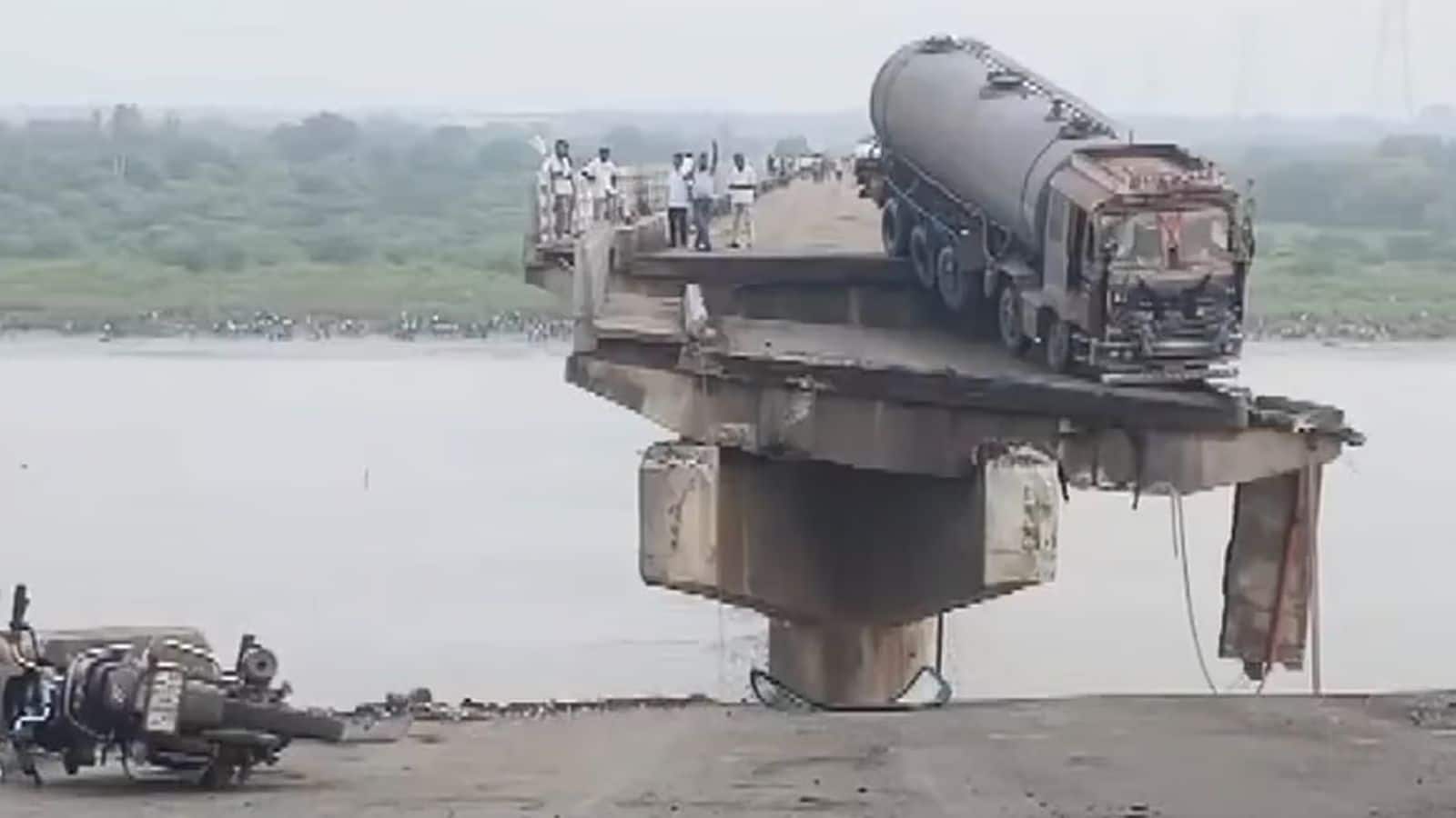 Gujarat Bridge Collapses: गुजरात में बड़ा हादसा! वडोदरा में पुल ढहने से 8 लोगों की मौत, कई गाड़ियां महिसागर नदी में समाई