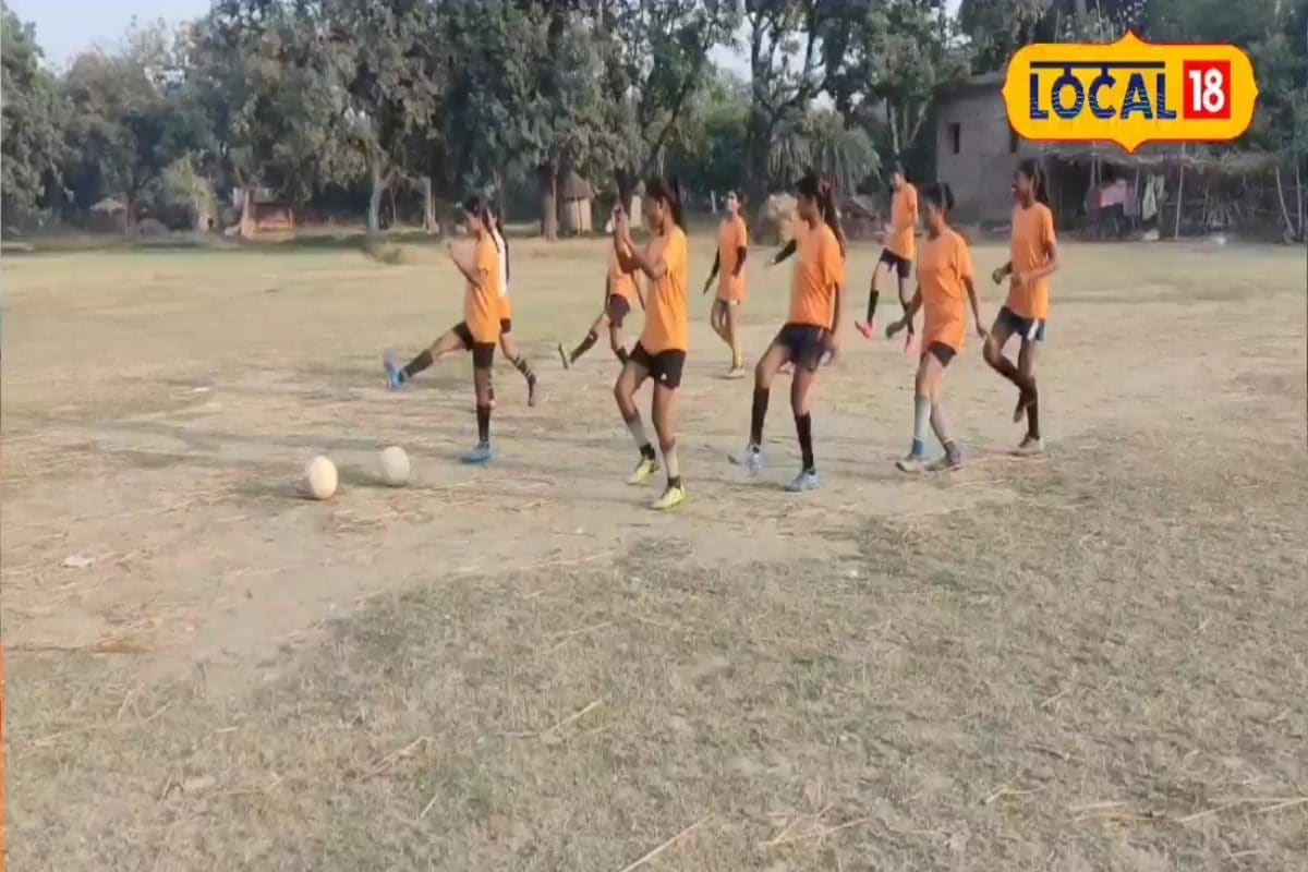 रिक्शा चालक और मजदूर की बेटियां, फुटबॉल की दुनिया में मनवा रहीं अपना लोहा