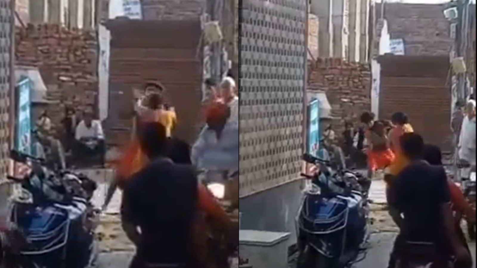 Video: 15 सेकंड में मारे 20 थप्पड़! UP के हापुड़ में बेरहमी से महिला को पीटता रहा शराबी, तमाशबीन बने रहे लोग