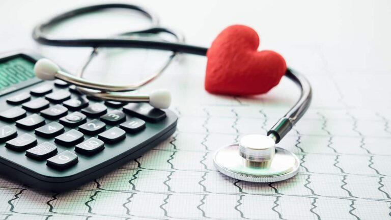 Health Insurance: हेल्थ इंश्योरेंस कवर के लिए अस्पताल में कितने घंटे एडमिट होना जरूरी? क्या हैं आपके अधिकार