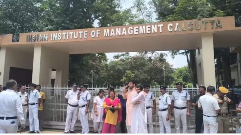 IIM कोलकाता के बॉयज हॉस्टल में छात्रा के साथ हुआ रेप, काउंसलिंग के बहाने बुलाया और नशीला ड्रिंक पिलाकर किया बेहोश