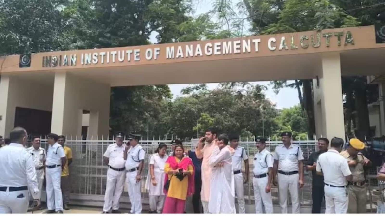 IIM कोलकाता के बॉयज हॉस्टल में छात्रा के साथ हुआ रेप, काउंसलिंग के बहाने बुलाया और नशीला ड्रिंक पिलाकर किया बेहोश