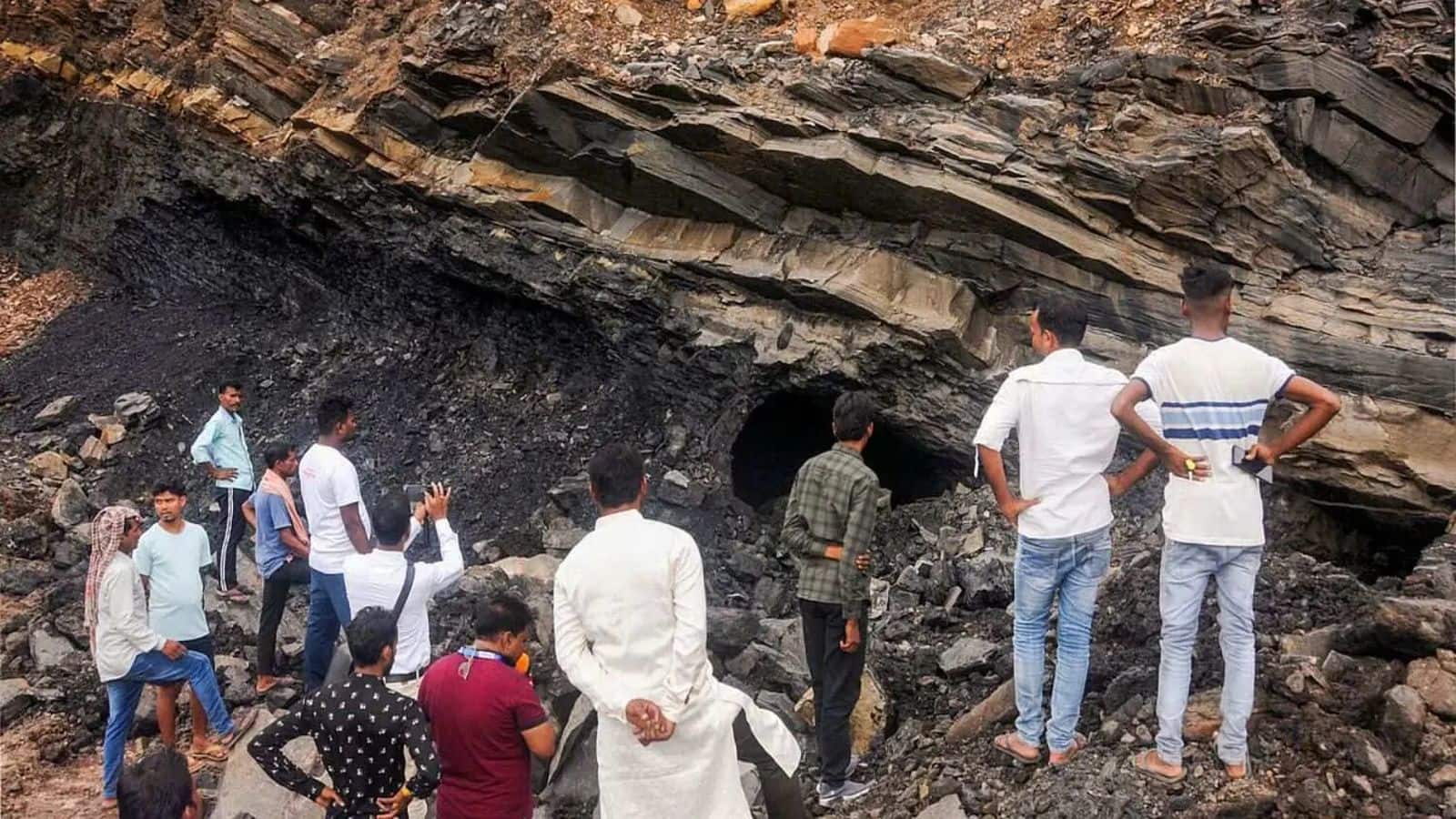 Jharkhand News: धनबाद में अवैध कोयला खनन के दौरान बड़ा हादसा! 9 मजदूरों की दर्दनाक मौत, चाल धंसने से गई जान