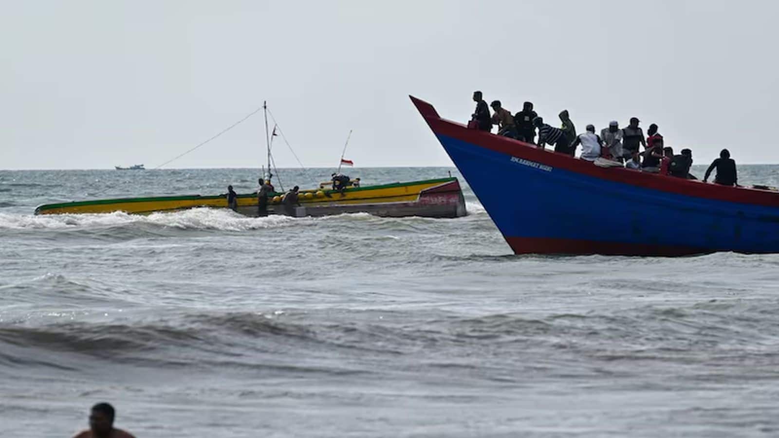 इंडोनेशिया के बाली में बड़ा हादसा! 65 लोगों को ले जा रही नाव समंदर में डूबी, 4 लोगों की मौत और 38 लापता