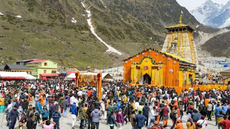 Kedarnath Yatra 2025: भारी बारिश के कारण केदारनाथ यात्रा अस्थायी रूप से स्थगित, लैंडस्लाइड के बाद कई श्रद्धालु फंसे