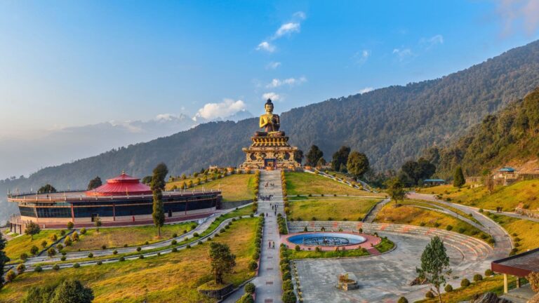 Ladakh Trip: लद्दाख घूमने का बना रहे हैं प्लान, पैंगोंग झील और खारदुंग ला के अलावा इन जगहों का भी एक बार जरूर करें दिदार