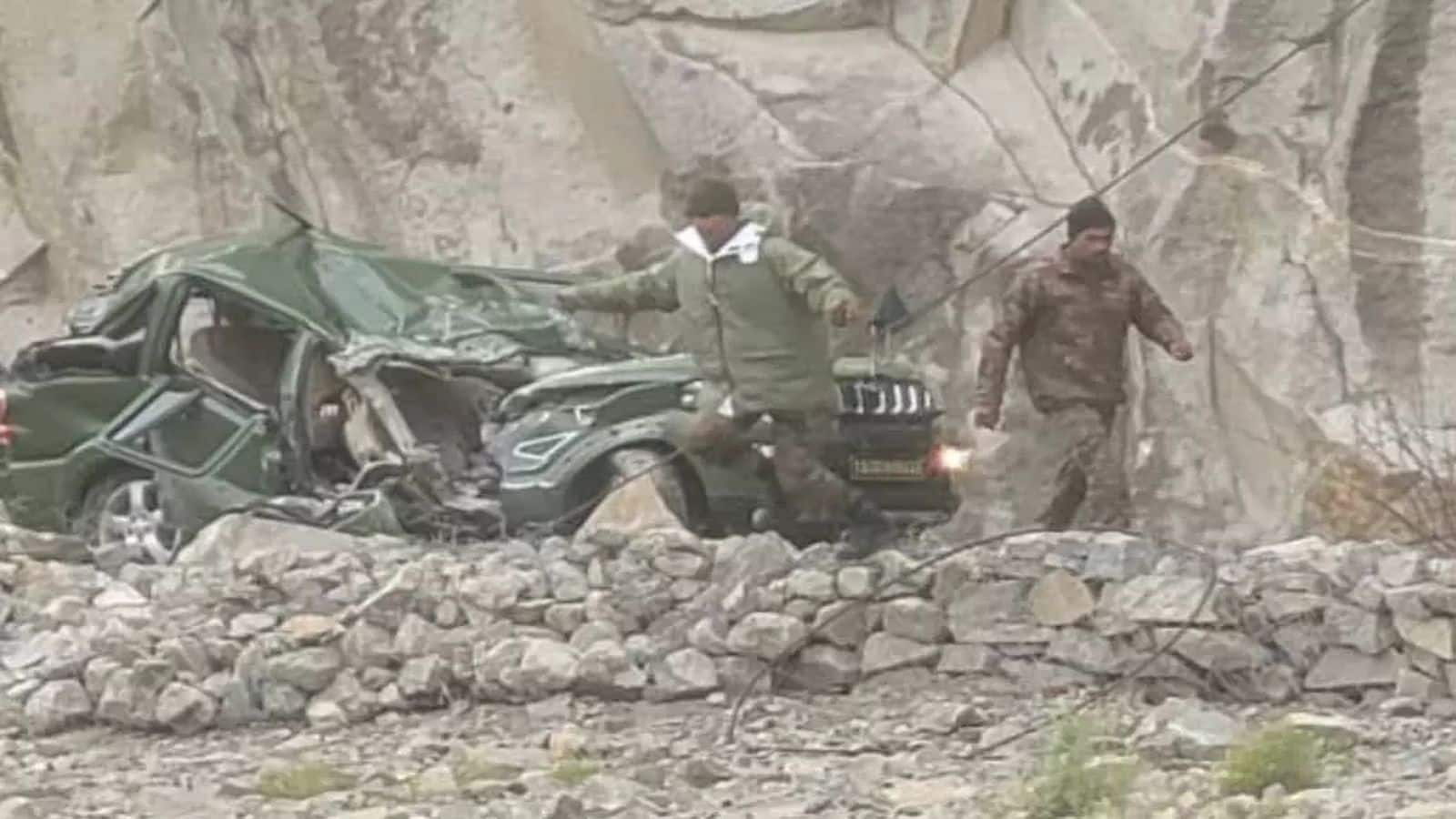 Landslides in Ladakh: लद्दाख में सेना की गाड़ी पर गिरी चट्टान! लेफ्टिनेंट कर्नल और एक जवान शहीद, 3 अधिकारी घायल