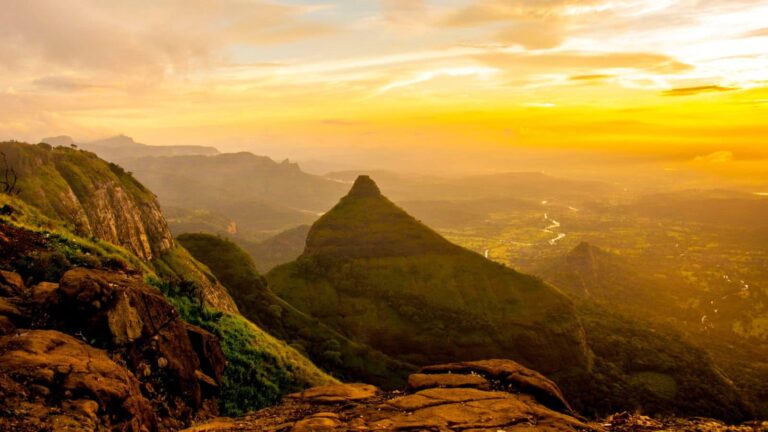 Monsoon Season: बारिश के मौसम में बेहद भव्य दिखते हैं ये मंदिर, पूजा-पाठ के साथ मन को मिलती है शांति