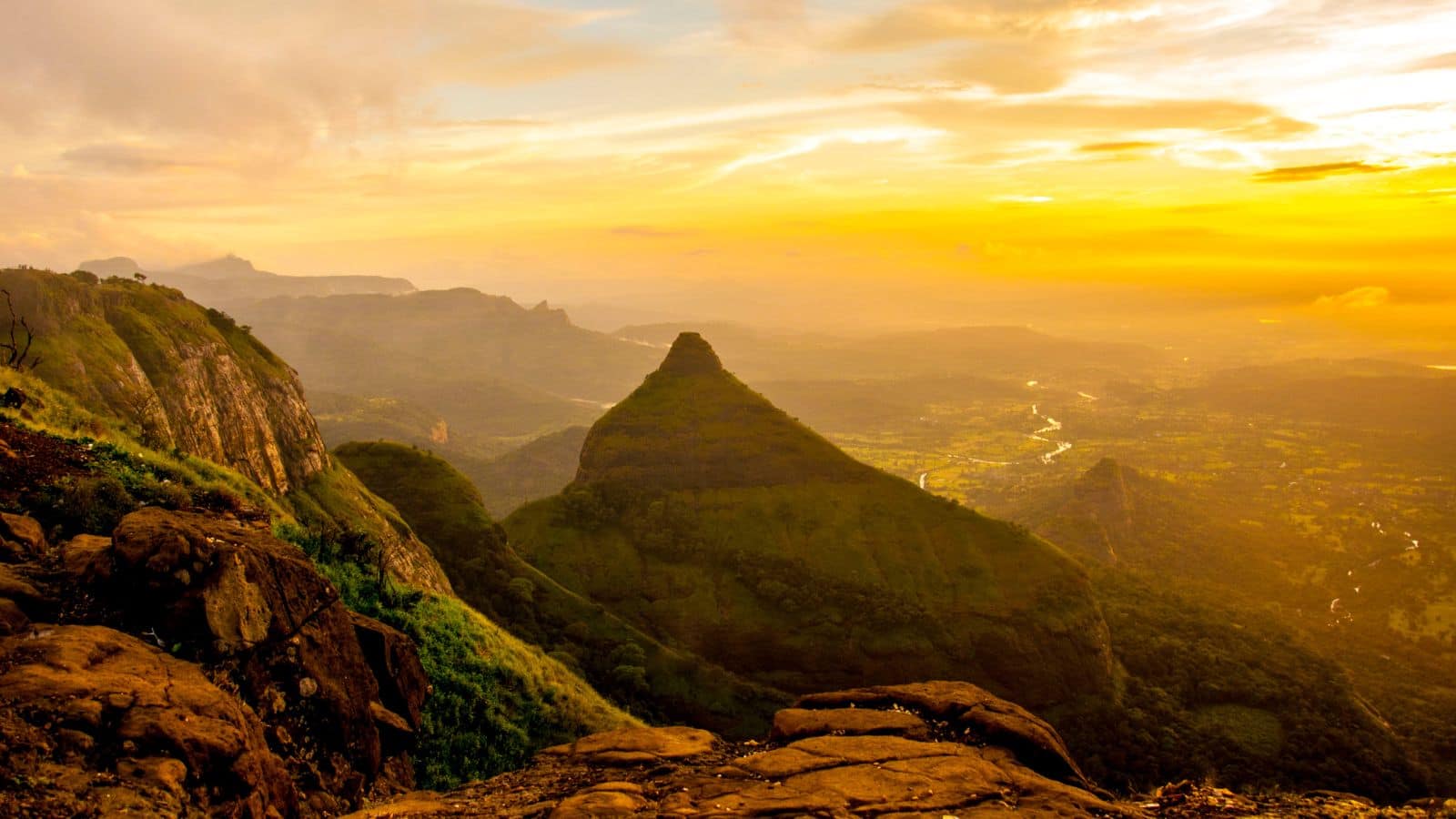 Monsoon Season: बारिश के मौसम में बेहद भव्य दिखते हैं ये मंदिर, पूजा-पाठ के साथ मन को मिलती है शांति