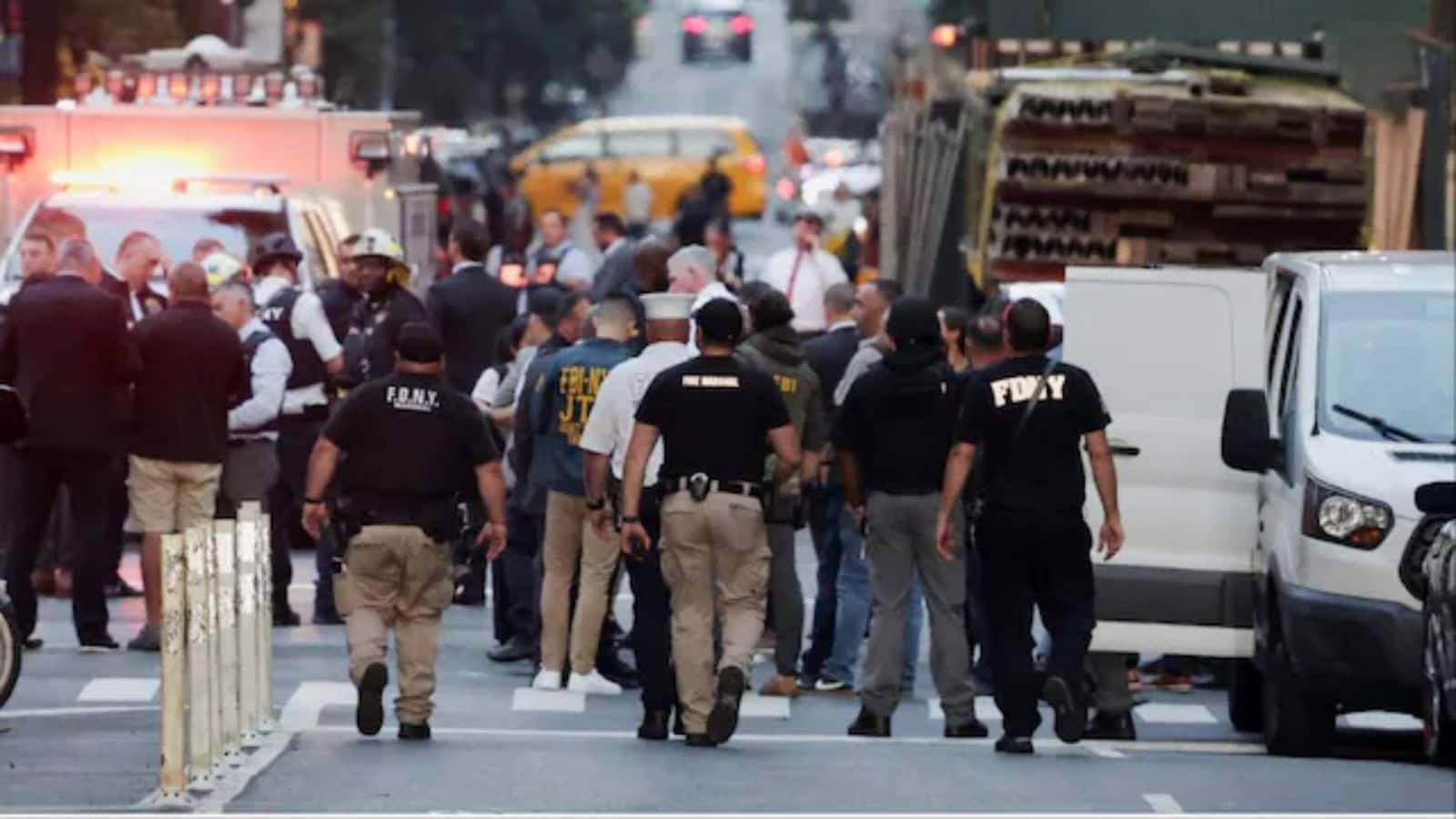 Manhattan Shooting: न्यूयॉर्क के मैनहट्टन में स्काईस्क्रैपर में गोलीबारी में 4 की मौत, पुलिस ने संदिग्ध को किया ढेर