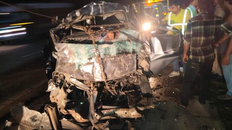 मथुरा : यमुना एक्सप्रेस-वे पर भीषण सड़क हादसा, कार पलटने से 6 की मौत, 2 घायल