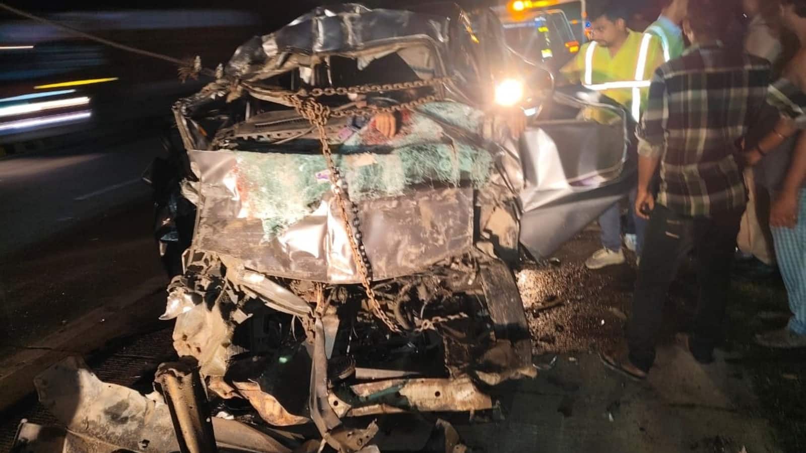 मथुरा : यमुना एक्सप्रेस-वे पर भीषण सड़क हादसा, कार पलटने से 6 की मौत, 2 घायल