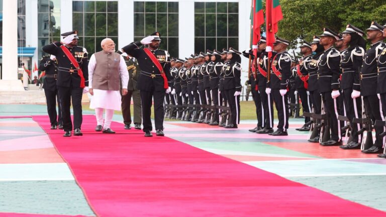PM Modi Maldives Visit: मालदीव के राष्ट्रपति मोहम्मद मुइज्जू ने किया पीएम मोदी का भव्य स्वागत, मिला गार्ड ऑफ ऑनर