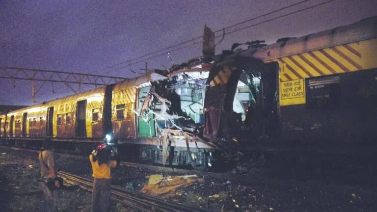 Mumbai Train Blasts: मुंबई ट्रेन बम विस्फोट मामले में SC पहुंची फडणवीस सरकार, हाई कोर्ट ने सभी 12 आरोपियों को किया बरी