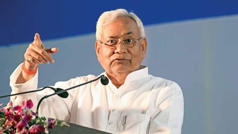 Bihar Election 2025: चुनाव से ठीक पहले बिहार के 1.11 करोड़ लोगों के अकाउंट में आए 1100 रुपये, नीतीश कुमार ने ट्रांसफर किए 1227 करोड़