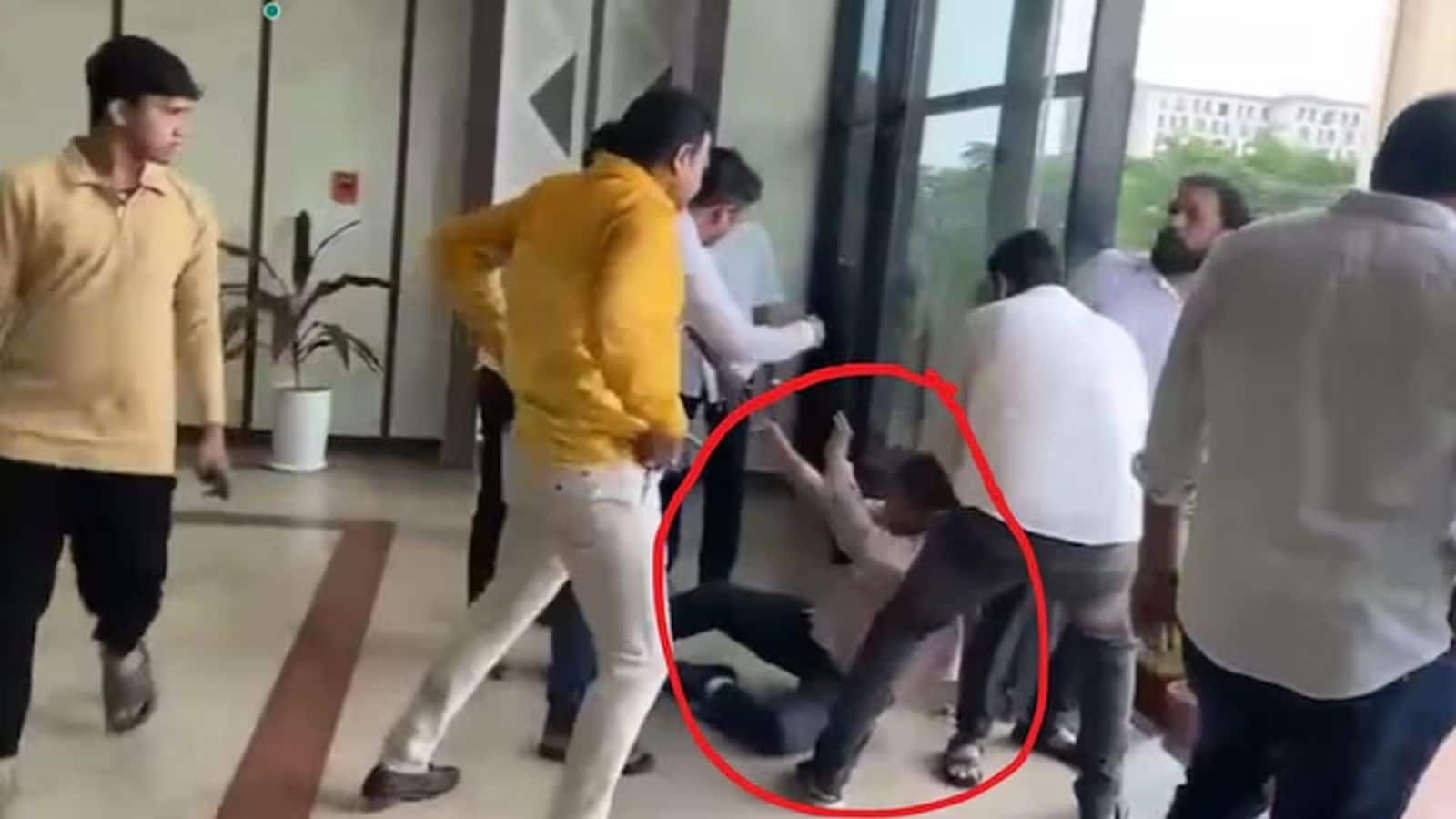 Odisha Officer Assaulted: ऑफिस से घसीटकर बाहर निकाला, फिर सरकारी अधिकारी से की मारपीट! ओडिशा में गुंडई का वीडियो आया सामने