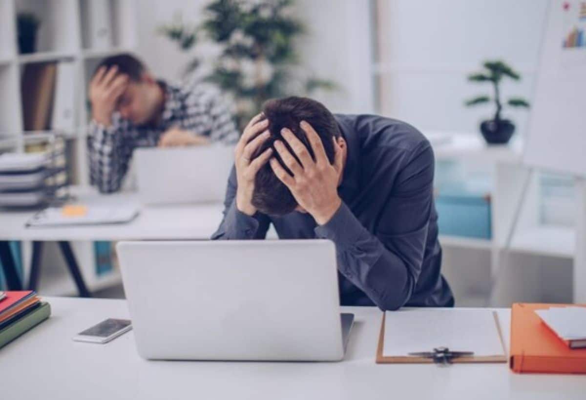 घंटों एक ही जगह पर बैठे रहते हैं तो हो जाएं सावधान, इस आसान ट्रिक से बदलें अपनी लाइफस्टाइल