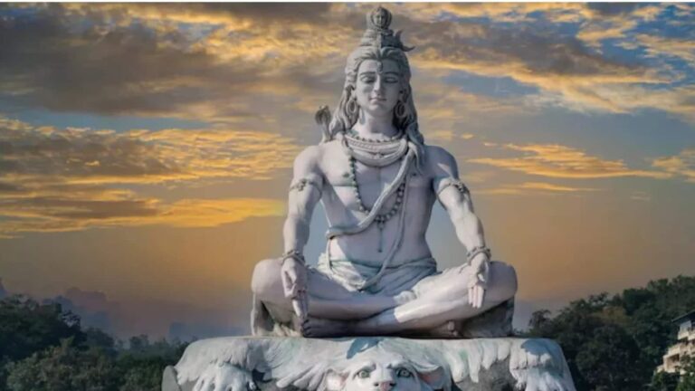 भगवान शिव को करना है प्रसन्न तो शिवलिंग पर जरूर चढ़ाएं ये 12 चीजें, बरसेगी महादेव की कृपा