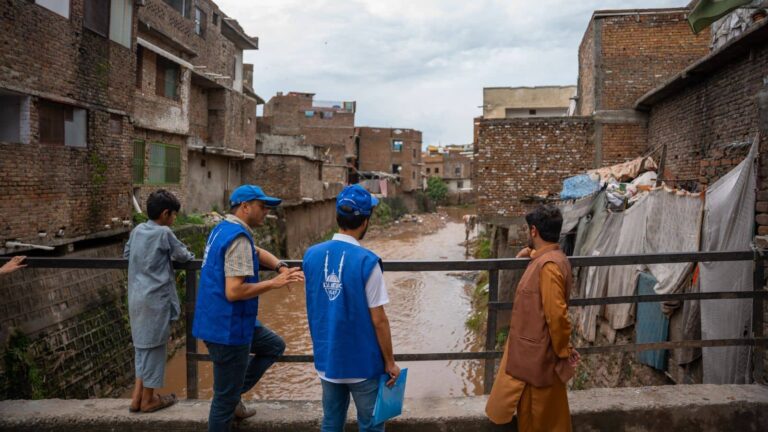 पाकिस्तान में मचा हाहाकार! 126 बच्चों समेत 266 लोगों की मौत, सरकार के भी फूले हाथ पांव!