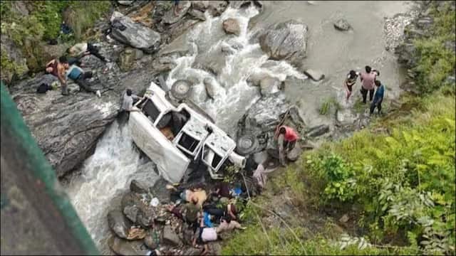 Pithoragarh Accidentछ उत्तराखंड में बड़ा हादसा, खाई में गिरी गाड़ी, आठ लोगों की मौत...रेस्क्यू ऑपरेशन जारी