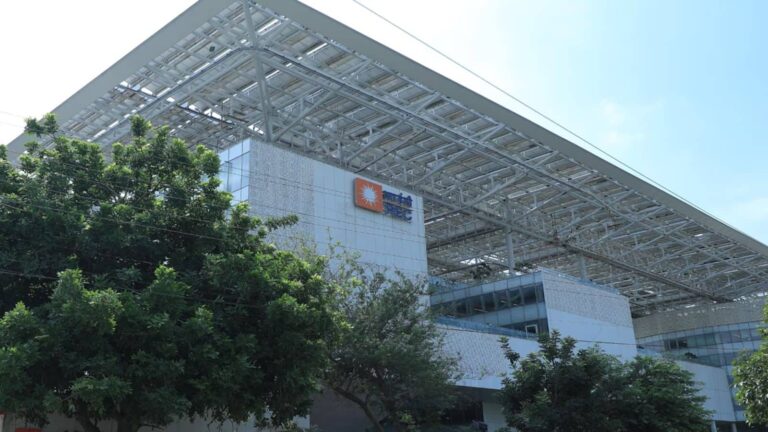 REC Share Price: स्टॉक में 1% की गिरावट, नतीजों के बाद ब्रोकरेज से जानें शेयर में कमाई की रणनीति