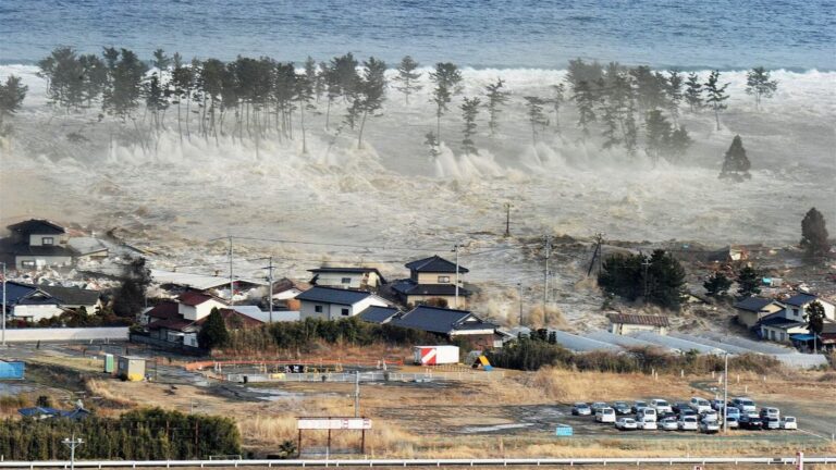 Japan-Russia Tsunami: अगर आप भी फंस जाएं सुनामी में, तो ये बातें ध्यान रखें