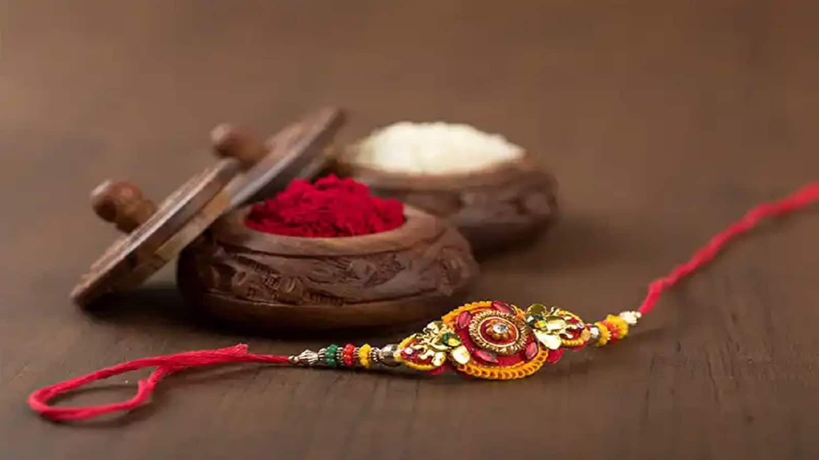 Raksha Bandhan 2025: बहन को भूलकर भी न दें ये गिफ्ट, रिश्ते में आ सकती है दूरी