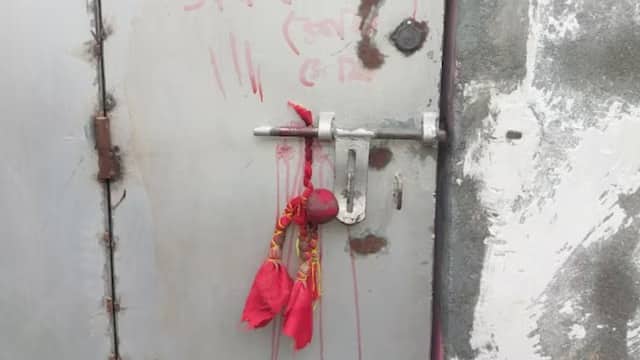 लाल कपड़े में लिपटी गुड़िया, 'खून' और एक डरावना मैसेज...बंगाल के इस रहस्यमयी घटना से पुलिस भी हैरान