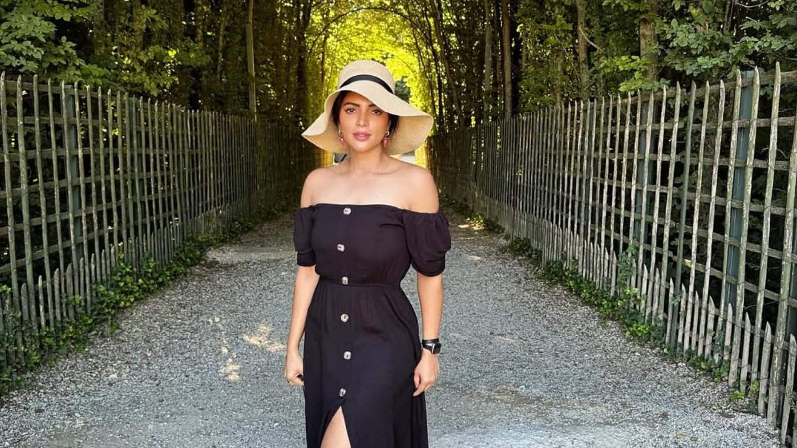 एक्ट्रेस ने शेयर की अपनी पिंक स्विमसूट की तस्वीरें, सोशल मीडिया वायरल हो रही फोटो