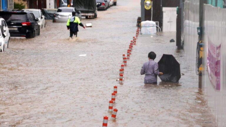 दक्षिण कोरिया में मूसलाधार बारिश से मरने वालों की संख्या बढ़ी, हजारों लोग घर नहीं लौट पाए