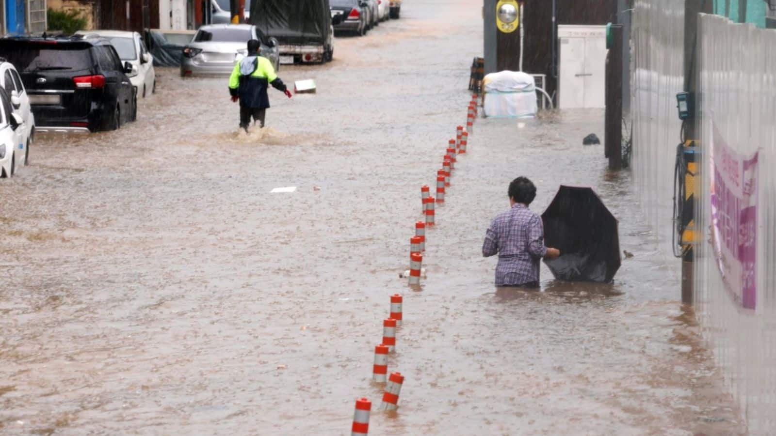 दक्षिण कोरिया में मूसलाधार बारिश से मरने वालों की संख्या बढ़ी, हजारों लोग घर नहीं लौट पाए