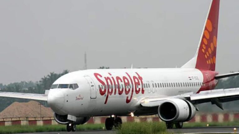 'AC चला दे' दो यात्रियों ने की कॉकपिट में घुसने की कोशिश, Spicejet की फ्लाइट में जमकर मचा हंगामा