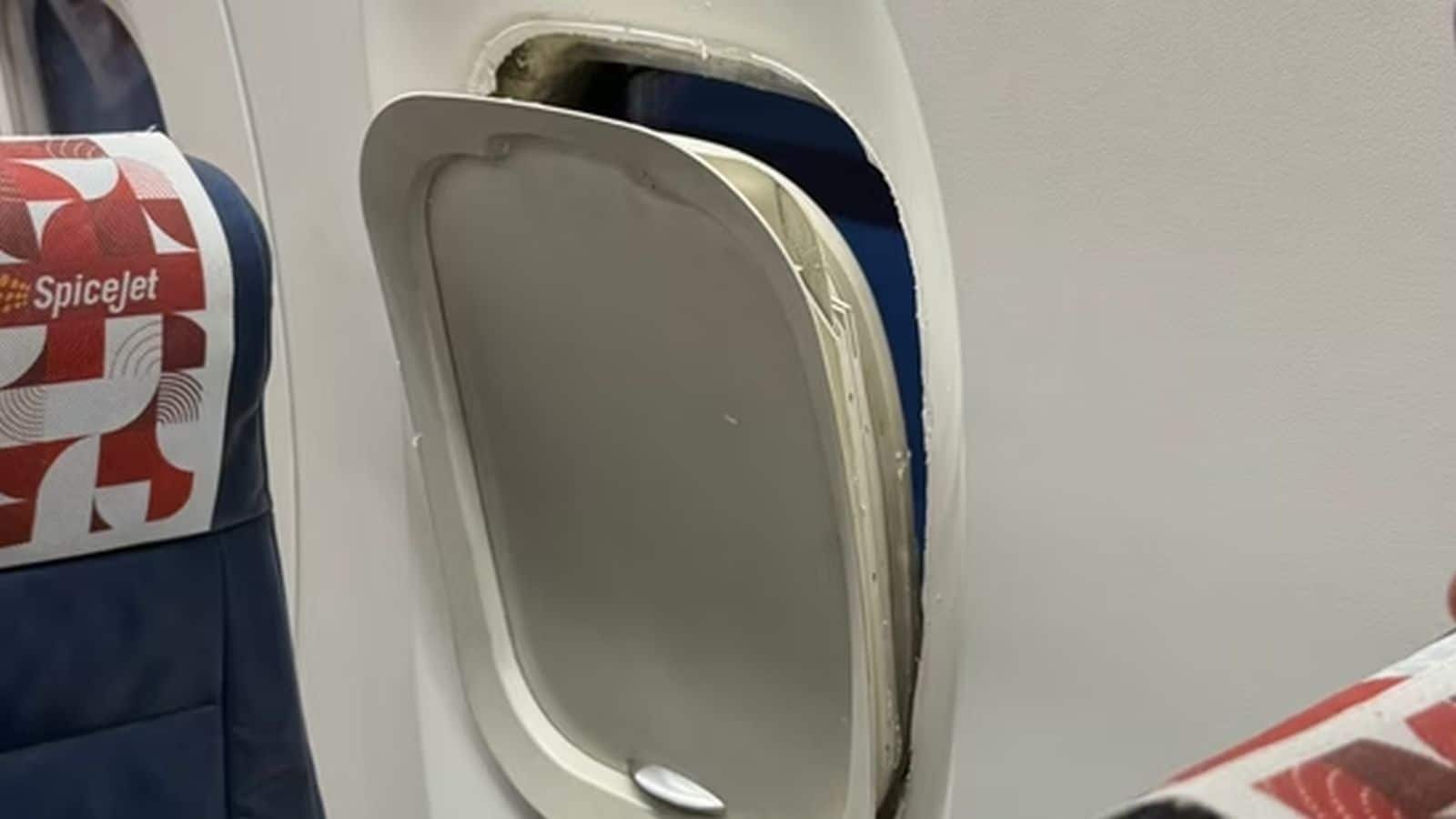 Viral Video: SpiceJet फ्लाइट की खिड़की का फ्रेम हवा में उखड़ा, आसमान में अटकी यात्रियों की जान