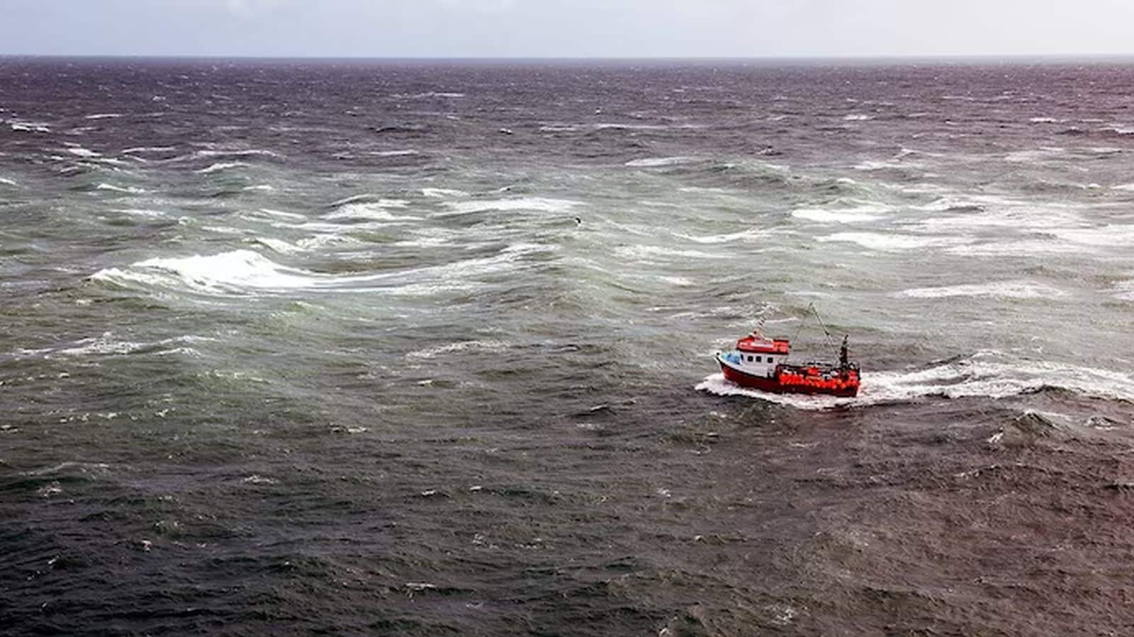High Alert in Maharashtra: महाराष्ट्र तट पर संदिग्ध नाव दिखने के बाद मुंबई में हाई अलर्ट! पाकिस्तानी होने का शक, बढ़ाई गई सुरक्षा