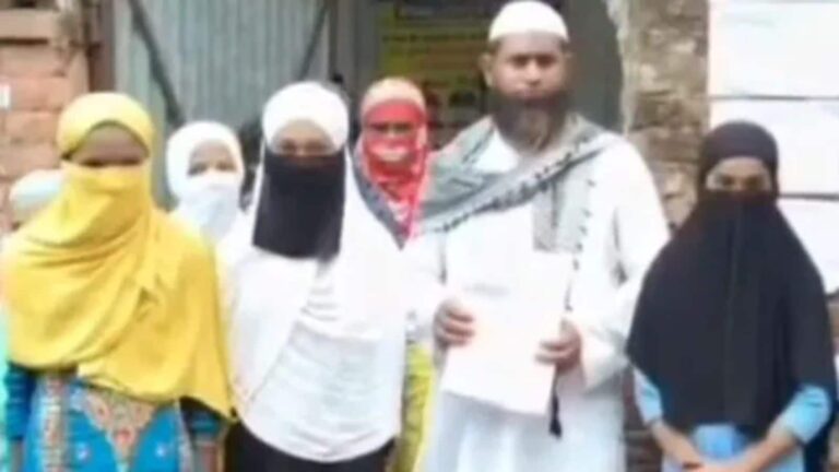 Bihar: बेगूसराय में सरकारी स्कूल के प्रिंसिपल ने उर्दू टीचर को पढ़ाने से रोका! DEO तक पहुंचा मामला, मच गया बवाल