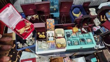 Raid: आईएएस के पास मिला गोल्ड ज्वैलरी, कैश, महंगी घड़ियां!करोड़ों की जमीन घोटाले में फंसी महिला अधिकारी