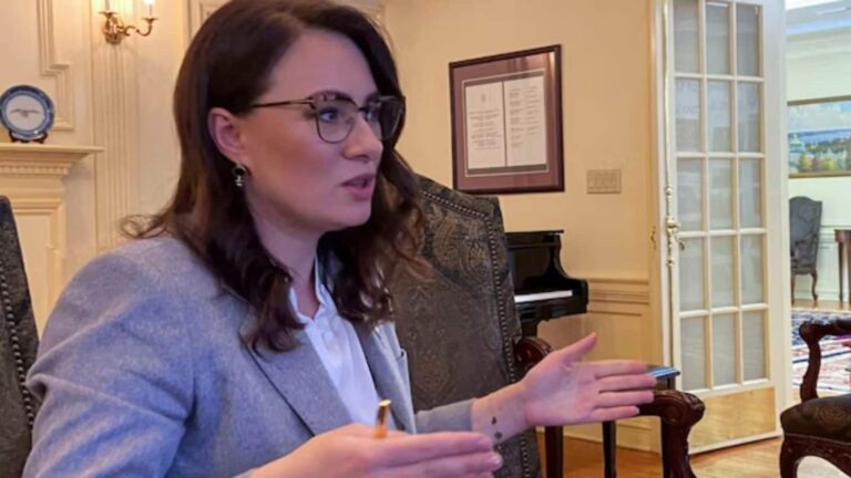 जंग के बीच यूक्रेन को मिली नई प्रधानमंत्री, अमेरिकी से डील फाइनल कराने वाली Yuliia Svyrydenko ने संभाली कमान