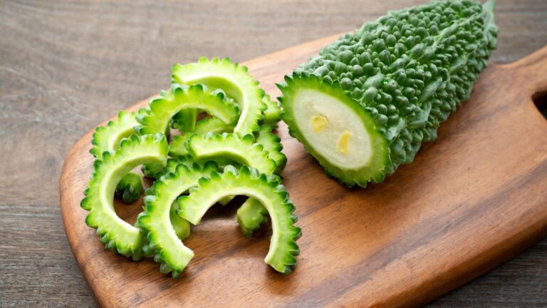 करेले की कड़वाहट होगी गायब, पकाने से पहले अपनाएं ये आसान टिप