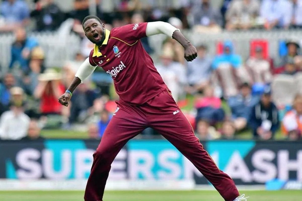 W,4,W,4... एक ही ओवर में हुआ फुल ड्रामा, 6 फीट 7 इंच लंबे बॉलर का भौकाल टाइट