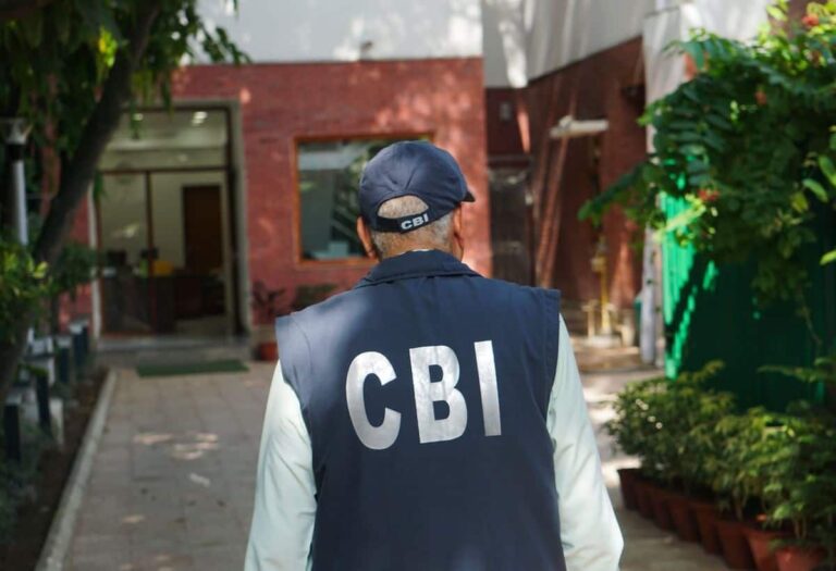 दिल्ली में 'स्पेशल 26' जैसा फ्रॉड, फर्जी CBI अफसर बन रिश्तेदार के घर मारी रेड, फिर...