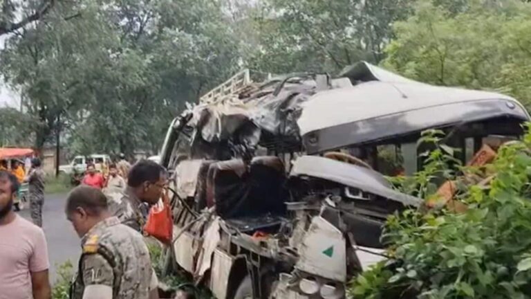 Deoghar: झारखंड के देवघर में बड़ा हादसा, बस और ट्रक की भीषण टक्कर में 18 कांवड़ियों की दर्दनाक मौत
