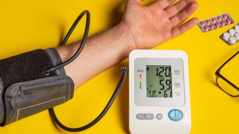 Blood Pressure: हाई ब्लड प्रेशर करना है कम तो इन चीजों से तुरंत कर लें तौबा, अपनाएं ये लाइफस्टाइल